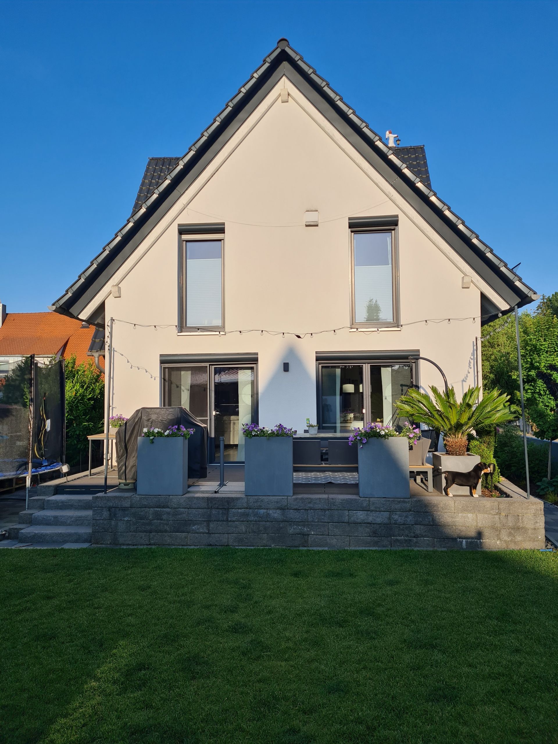 Rückseite/ Sicht auf Garten/Terrasse eines Wohngebäudes nach energetischer Sanierung in Neunkirchen